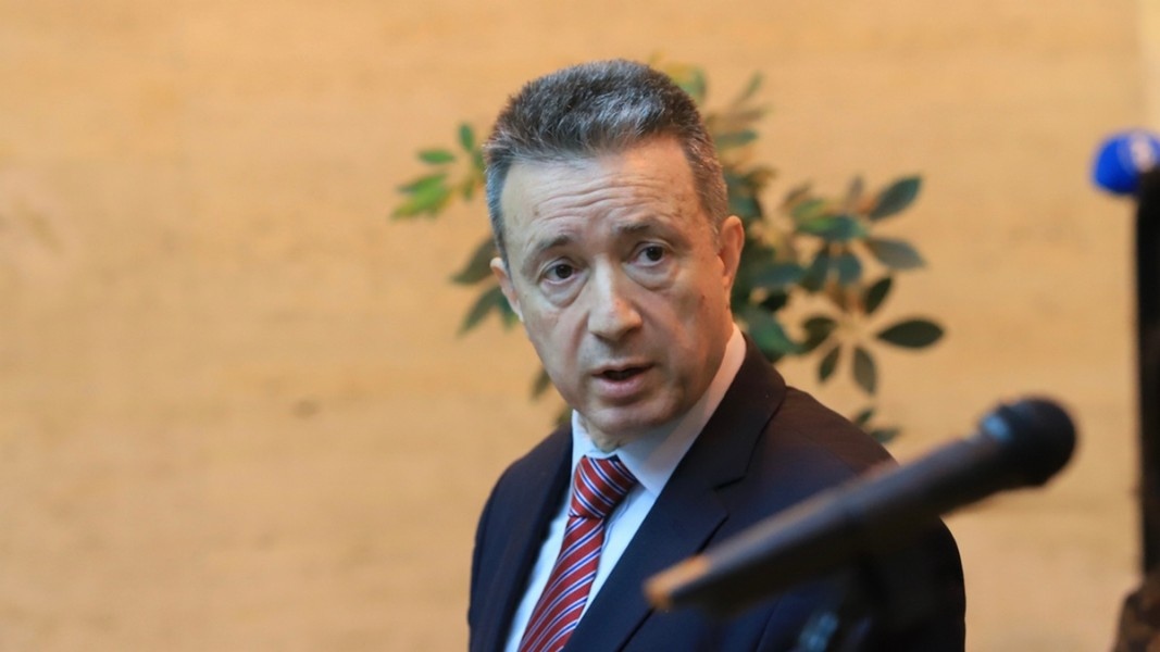 Голяма част от проблемите идват от заявената претенция за антисистемност